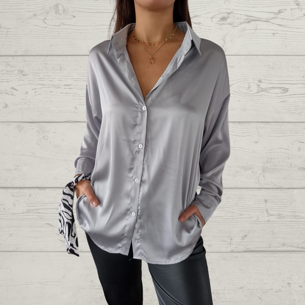Blusa de raso, color gris