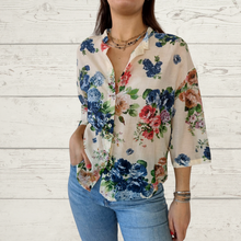 Cargar imagen en el visor de la galería, Blusa Italiana estampado flores, fondo blanco invierno
