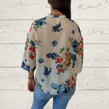 Cargar imagen en el visor de la galería, Blusa Italiana estampado flores, fondo blanco invierno
