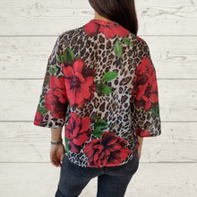 Cargar imagen en el visor de la galería, Blusa Italiana estampado flores, fondo animal print
