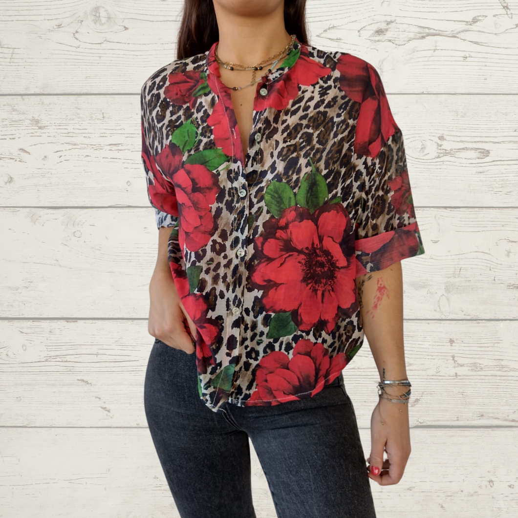 Blusa Italiana estampado flores, fondo animal print