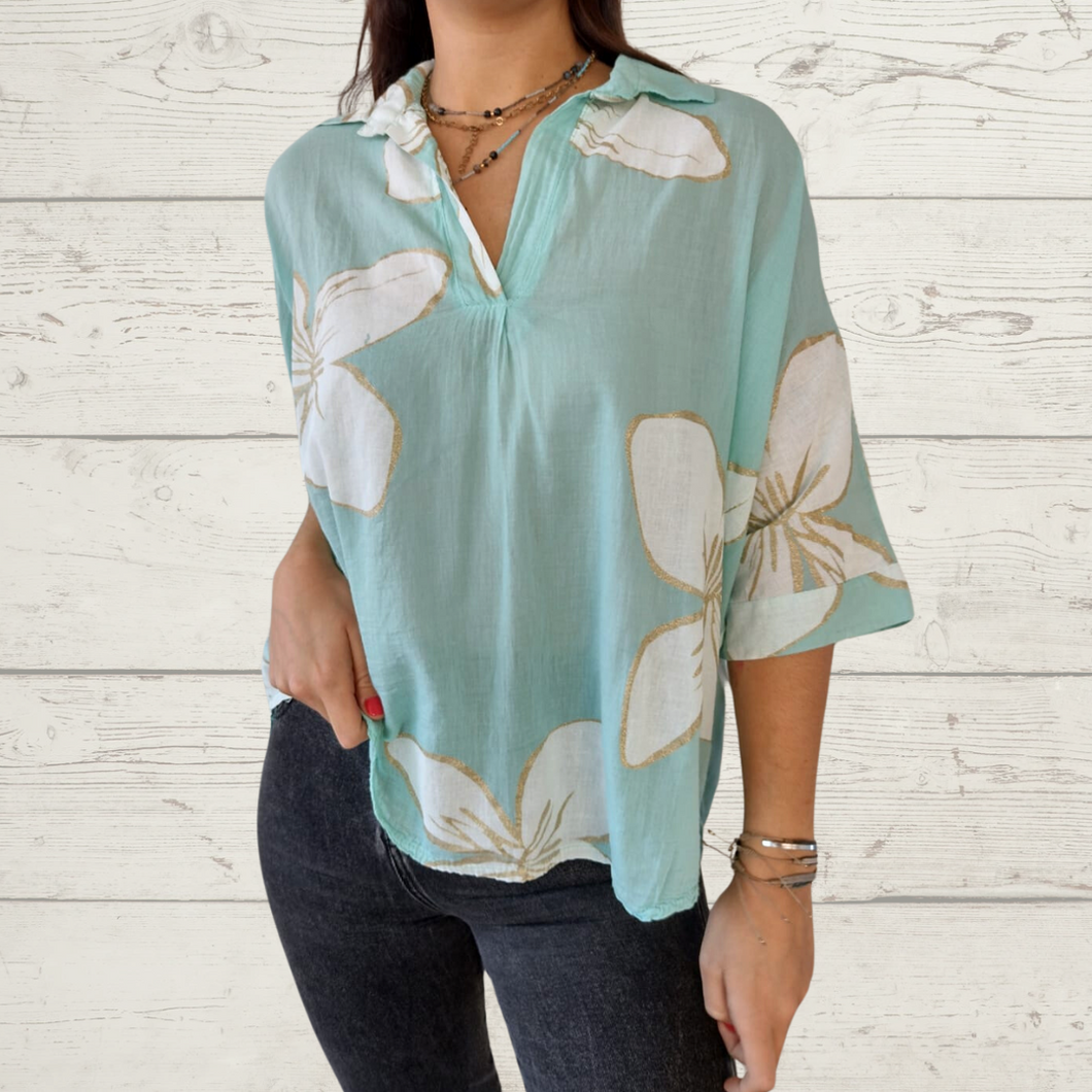 Blusa Italiana con flores grandes, fondo turquesa