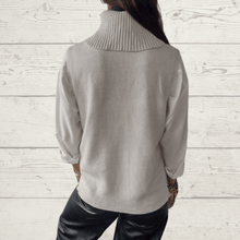 Cargar imagen en el visor de la galería, Sweater sin manga, cuello subido, color blanco invierno
