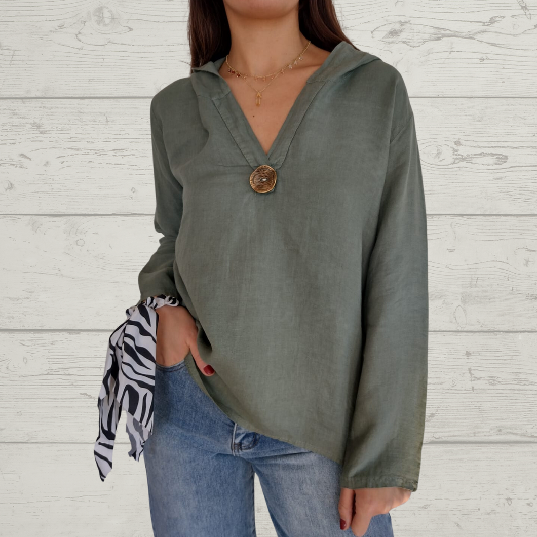 Blusa de lino Italiano, con un botón color verde musgo