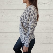 Cargar imagen en el visor de la galería, Sweater animal print, fondo beige
