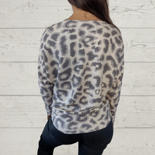 Cargar imagen en el visor de la galería, Sweater animal print, fondo beige
