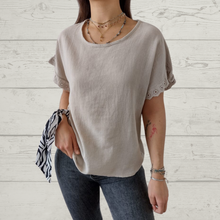 Cargar imagen en el visor de la galería, Blusa Italiana con adorno broderie, color beige
