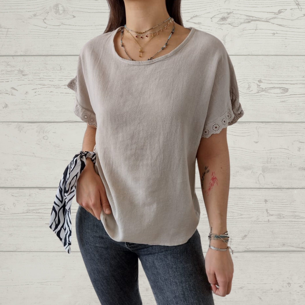 Blusa Italiana con adorno broderie, color beige