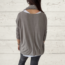 Cargar imagen en el visor de la galería, Sweater Italiano con polera y pañuelo, color taupe
