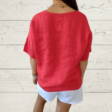 Cargar imagen en el visor de la galería, Blusa de lino Italiano botones a los lados, color rojo
