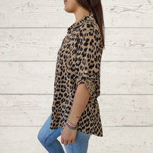 Cargar imagen en el visor de la galería, Blusa Italiana animal print, fondo camel
