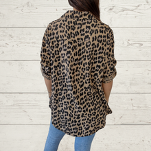 Cargar imagen en el visor de la galería, Blusa Italiana animal print, fondo camel
