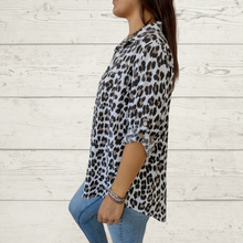 Cargar imagen en el visor de la galería, Blusa Italiana animal print, fondo blanco
