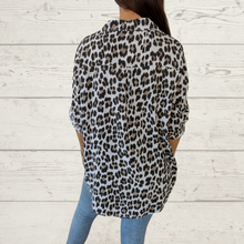 Cargar imagen en el visor de la galería, Blusa Italiana animal print, fondo blanco
