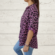 Cargar imagen en el visor de la galería, Blusa Italiana animal print, fondo magenta
