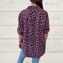 Cargar imagen en el visor de la galería, Blusa Italiana animal print, fondo magenta
