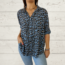 Cargar imagen en el visor de la galería, Blusa Italiana animal print, fondo azul jeans
