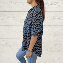 Cargar imagen en el visor de la galería, Blusa Italiana animal print, fondo azul jeans
