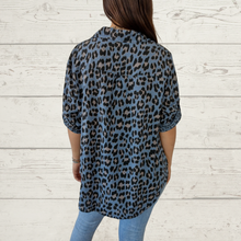 Cargar imagen en el visor de la galería, Blusa Italiana animal print, fondo azul jeans
