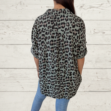 Cargar imagen en el visor de la galería, Blusa Italiana animal print, fondo verde
