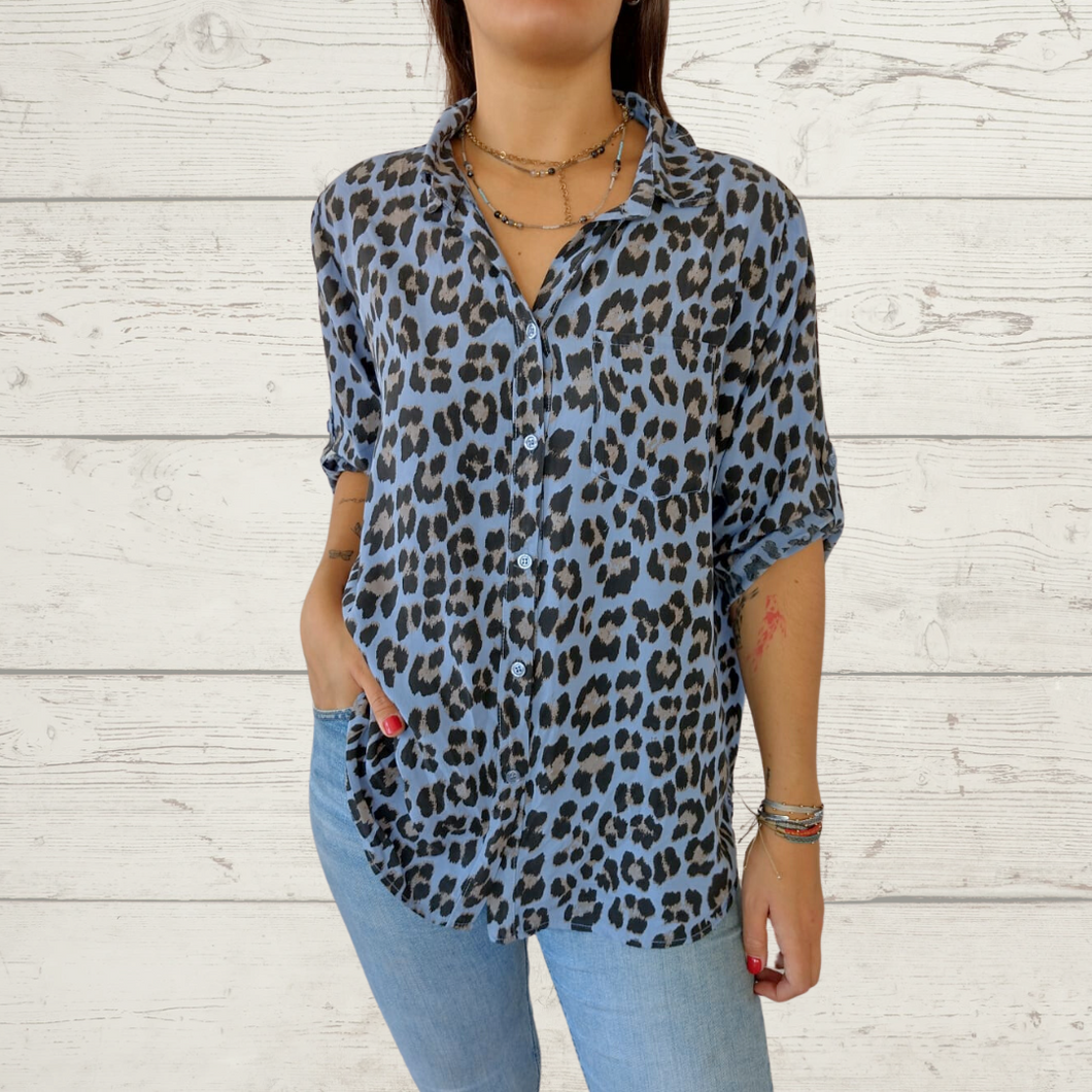 Blusa Italiana animal print, fondo jacinto