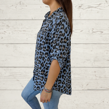 Cargar imagen en el visor de la galería, Blusa Italiana animal print, fondo jacinto
