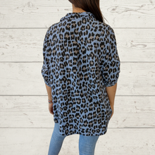 Cargar imagen en el visor de la galería, Blusa Italiana animal print, fondo jacinto
