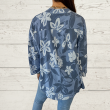 Cargar imagen en el visor de la galería, Blusa Italiana estampado flores, fondo celeste
