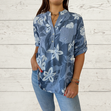 Cargar imagen en el visor de la galería, Blusa Italiana estampado flores, fondo celeste
