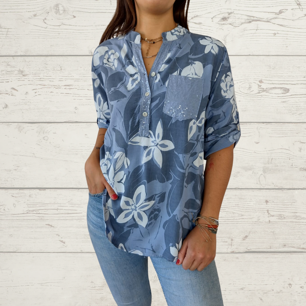 Blusa Italiana estampado flores, fondo celeste