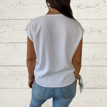 Cargar imagen en el visor de la galería, Blusa Italiana, escote en V, color blanco
