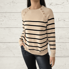 Cargar imagen en el visor de la galería, Sweater Rayado, fondo beige
