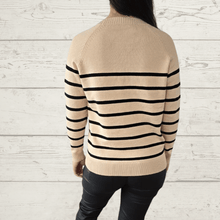 Cargar imagen en el visor de la galería, Sweater Rayado, fondo beige
