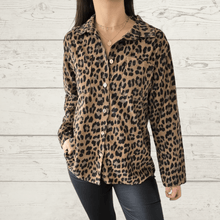 Cargar imagen en el visor de la galería, Blusa Italiana Animal Print, fondo Camel
