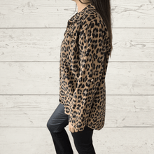 Cargar imagen en el visor de la galería, Blusa Italiana Animal Print, fondo Camel
