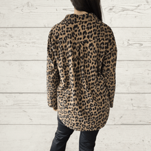 Cargar imagen en el visor de la galería, Blusa Italiana Animal Print, fondo Camel
