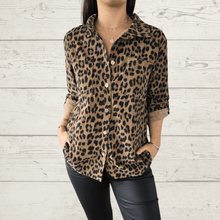 Cargar imagen en el visor de la galería, Blusa Italiana Animal Print, fondo Camel
