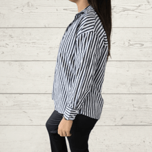 Cargar imagen en el visor de la galería, Blusa Rayada, color Negro con Blanco
