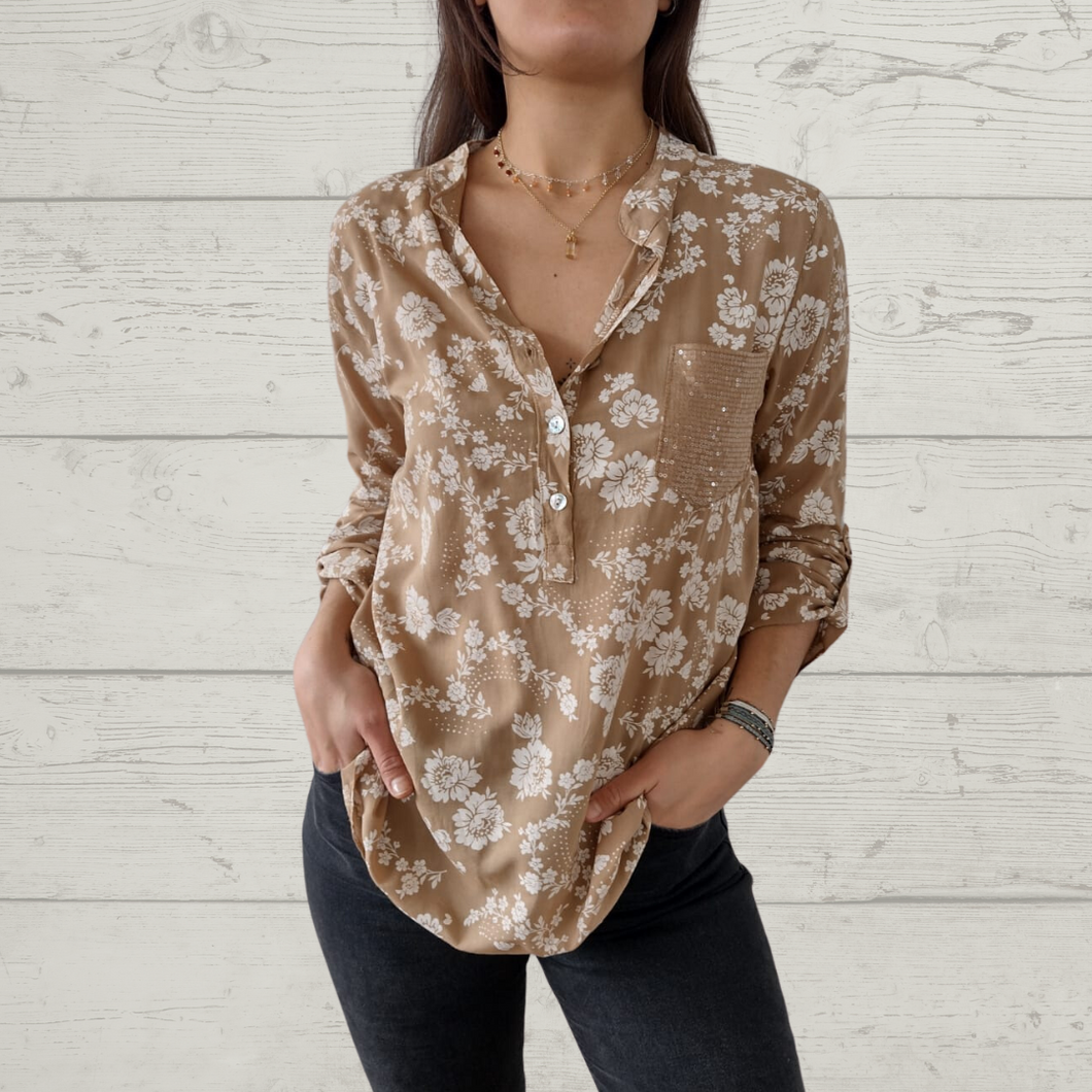 Blusa Italiana estampado flores, fondo camel