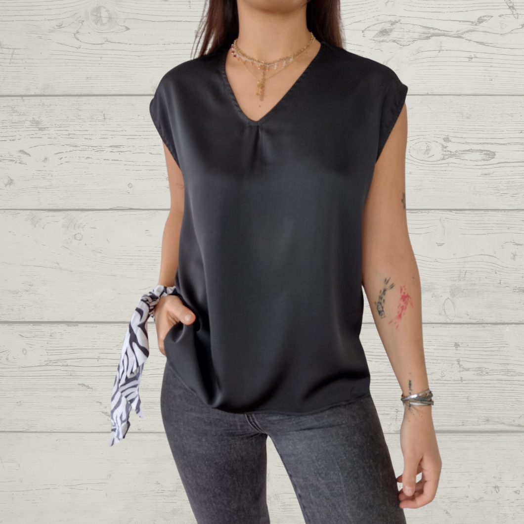 Blusa con botones en la espalda, color negro