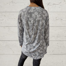 Cargar imagen en el visor de la galería, Blusa Italiana estampado flores, fondo gris
