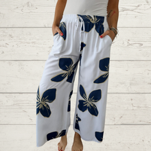 Cargar imagen en el visor de la galería, Pantalón Italiano estampado flores grande, color blanco con azul
