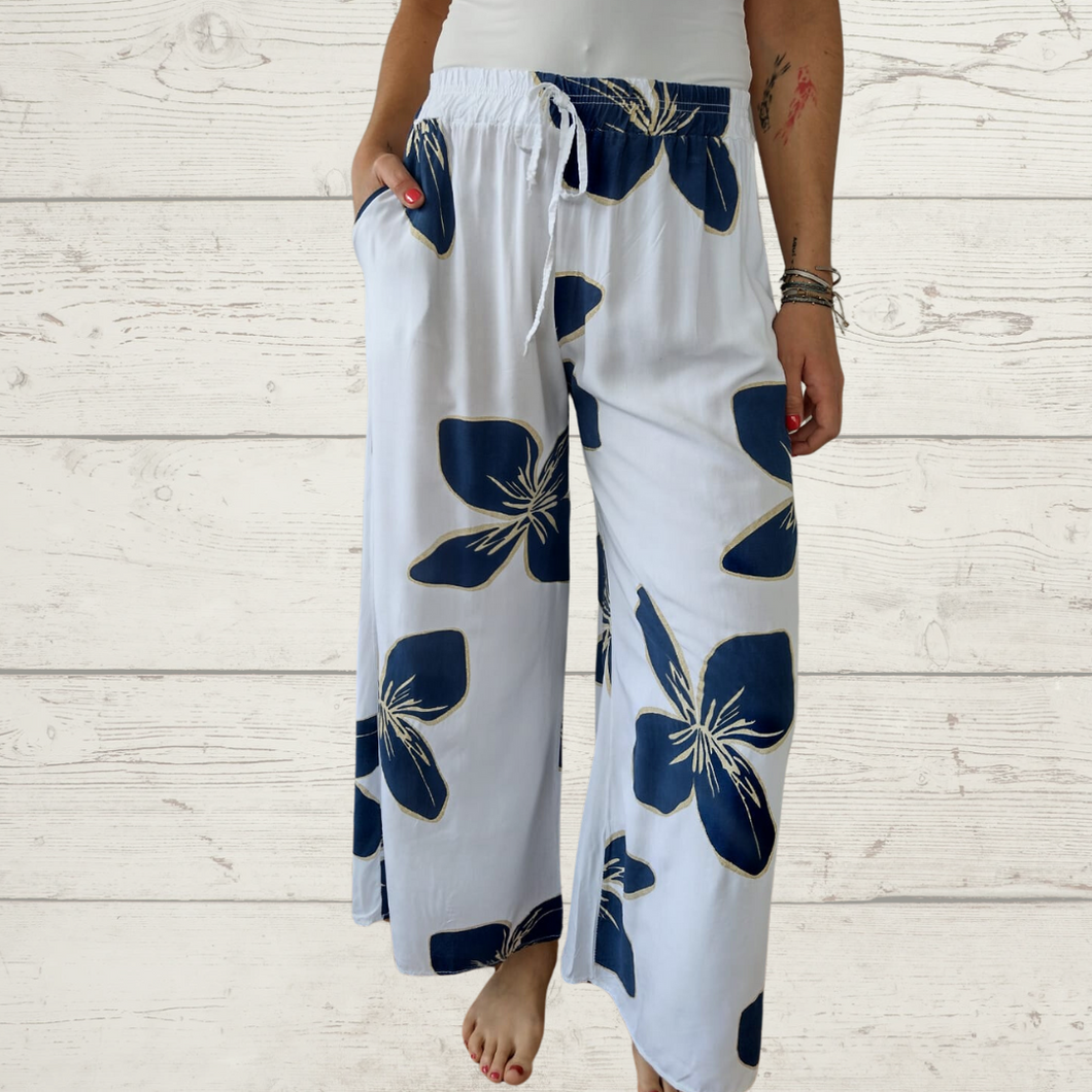 Pantalón Italiano estampado flores grande, color blanco con azul