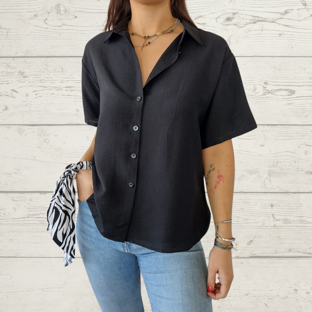 Blusa abotonada, color negro