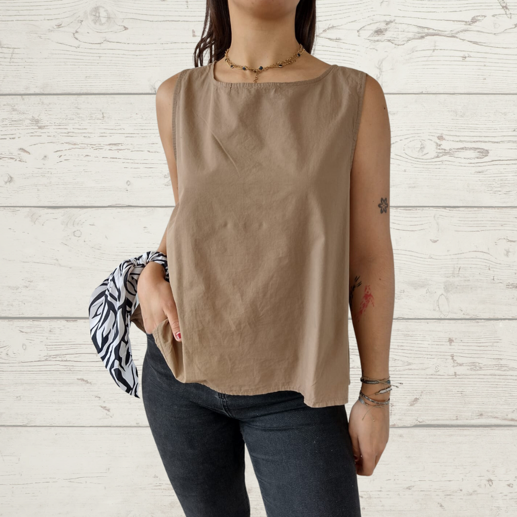 Blusa Italiana con botones en la espalda, color tostado