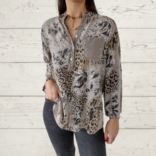 Cargar imagen en el visor de la galería, Blusa Italiana animal print, fondo taupe
