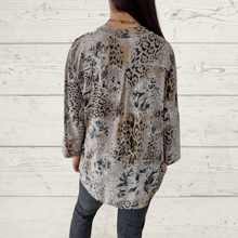 Cargar imagen en el visor de la galería, Blusa Italiana animal print, fondo taupe
