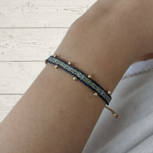 Cargar imagen en el visor de la galería, Pulsera de seda, orilla gris oscuro, con dibujos gris y oro
