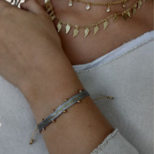 Cargar imagen en el visor de la galería, Pulsera de seda gris claro y oro
