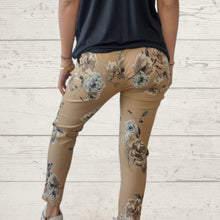 Cargar imagen en el visor de la galería, Pantalón Jogger Italiano floreado, fondo camel
